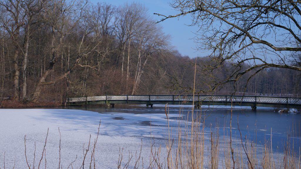 Die Hasenbrück im Winter, auf dem See liegt Schnee