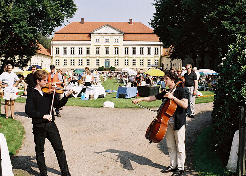 Musiker auf dem Vorplatz des Gut Emkendorf, viele Personen im Hintergrund