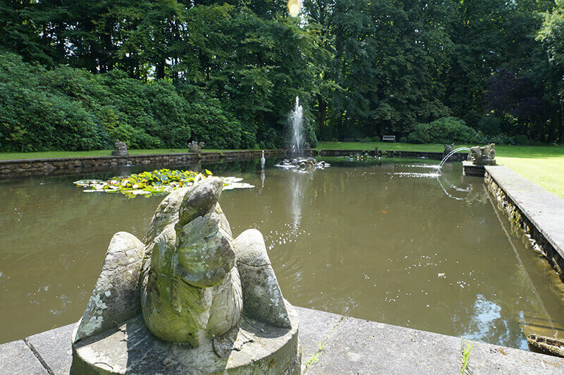 Der Brunnen und Teich im Garten am Südflügel